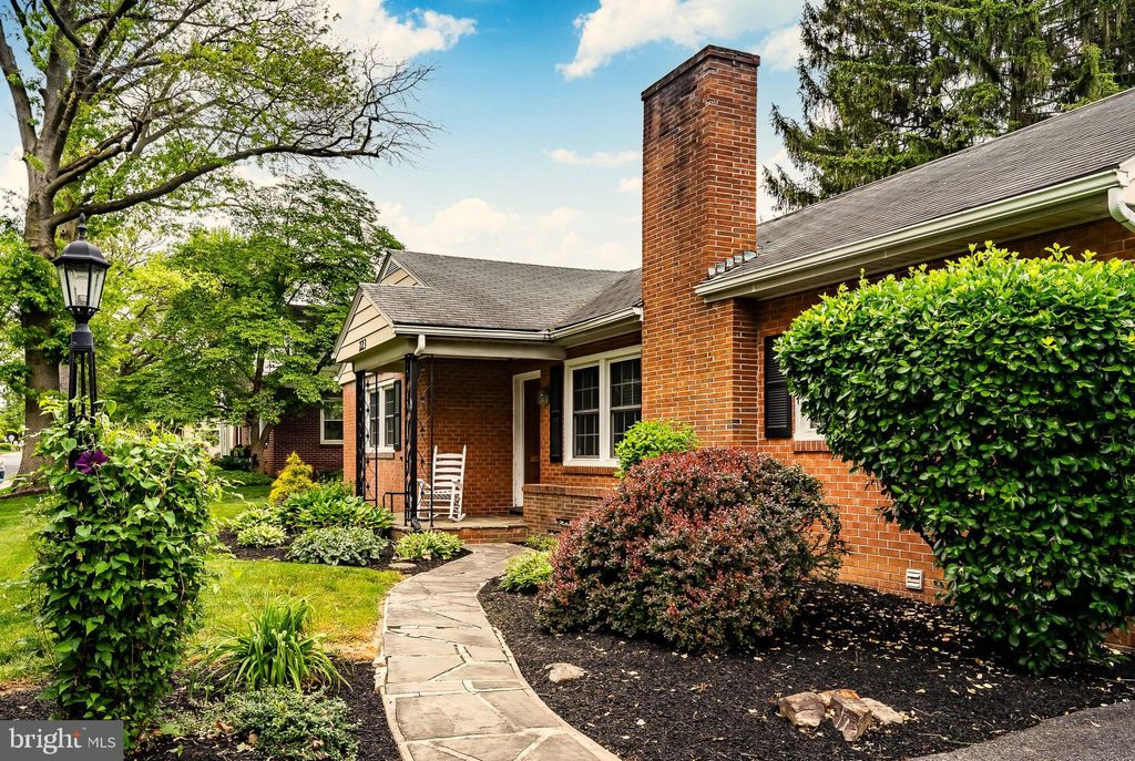 Photo of 223 W GRAMBY ST, MANHEIM, PA 17545 (MLS # PALA2034530)