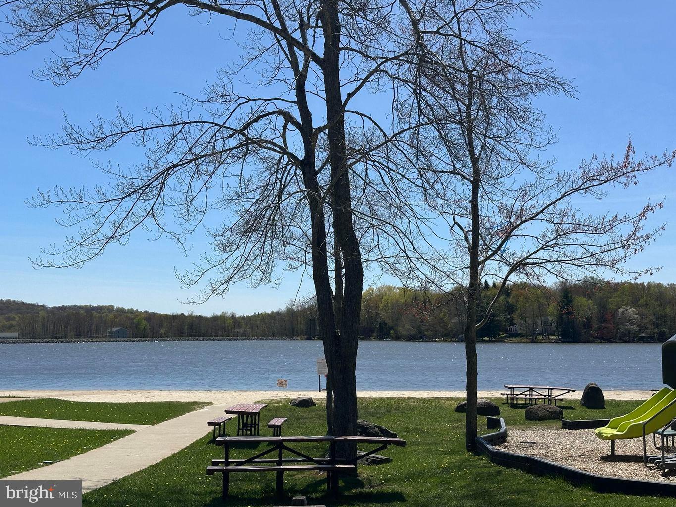 ARROWHEAD  LAKES - Residential