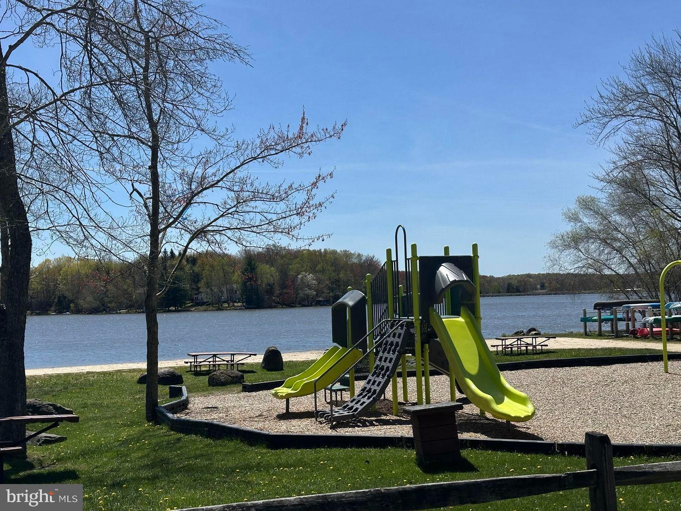 ARROWHEAD  LAKES - Residential