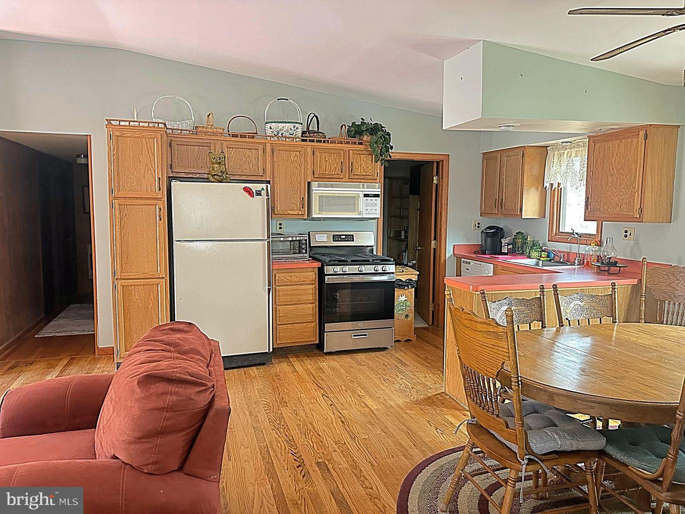 ARROWHEAD  LAKES - Residential