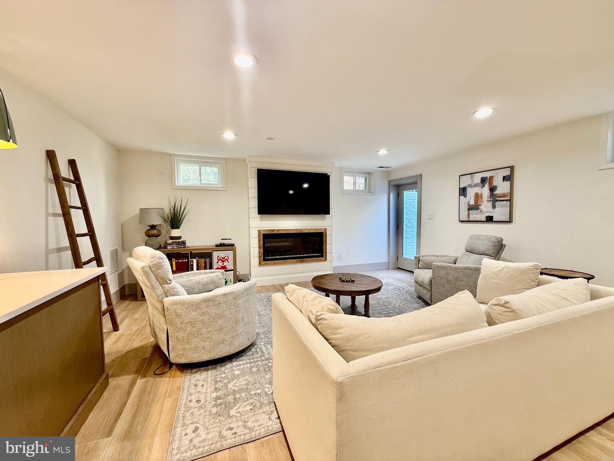 SIGNATURE AT BROADLANDS - Residential