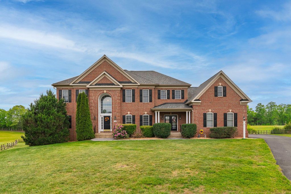 Photo of 4 Jackson Place, MIDDLETOWN, VA 22645 (MLS # VAWR2013254)