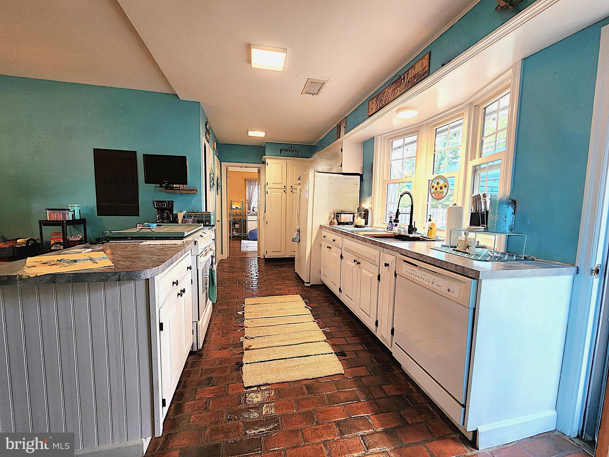 COUNTRY CLUB HILLS - Residential