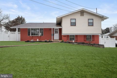 Photo of 11828 Enid Drive, POTOMAC, MD 20854 (MLS # MDMC2198512)