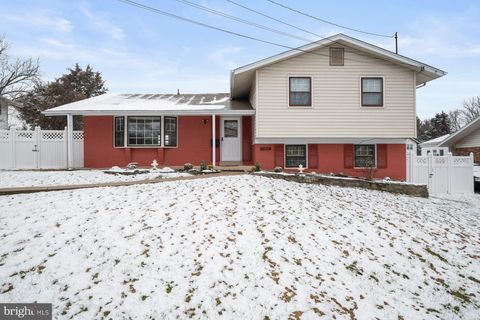 Photo of 11828 Enid Drive, POTOMAC, MD 20854 (MLS # MDMC2198512)