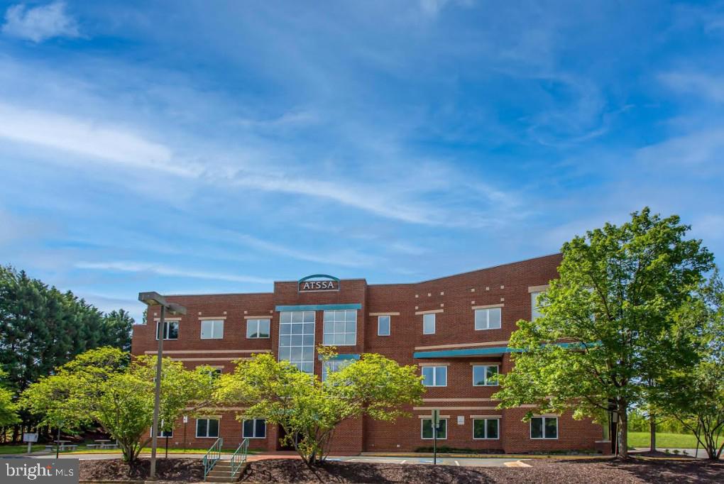 RIVERSIDE BUSINESS PARK - Commercial Lease