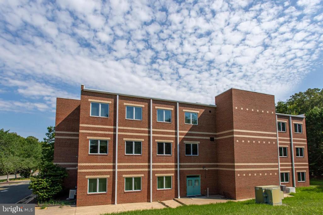 RIVERSIDE BUSINESS PARK - Commercial Lease