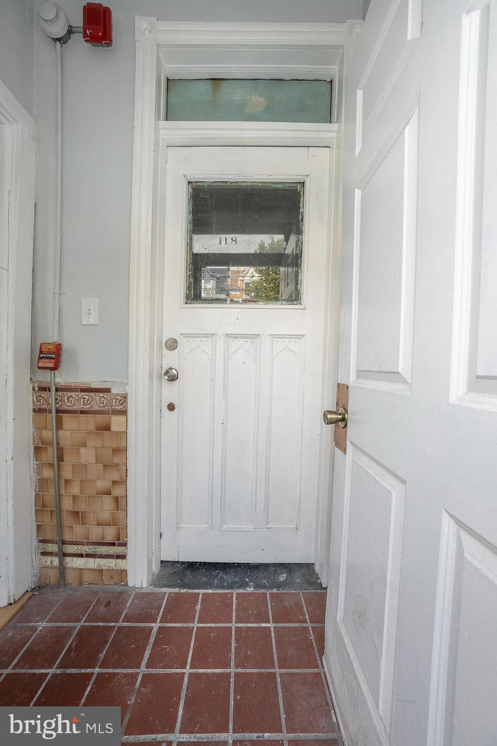 Main image without alt text