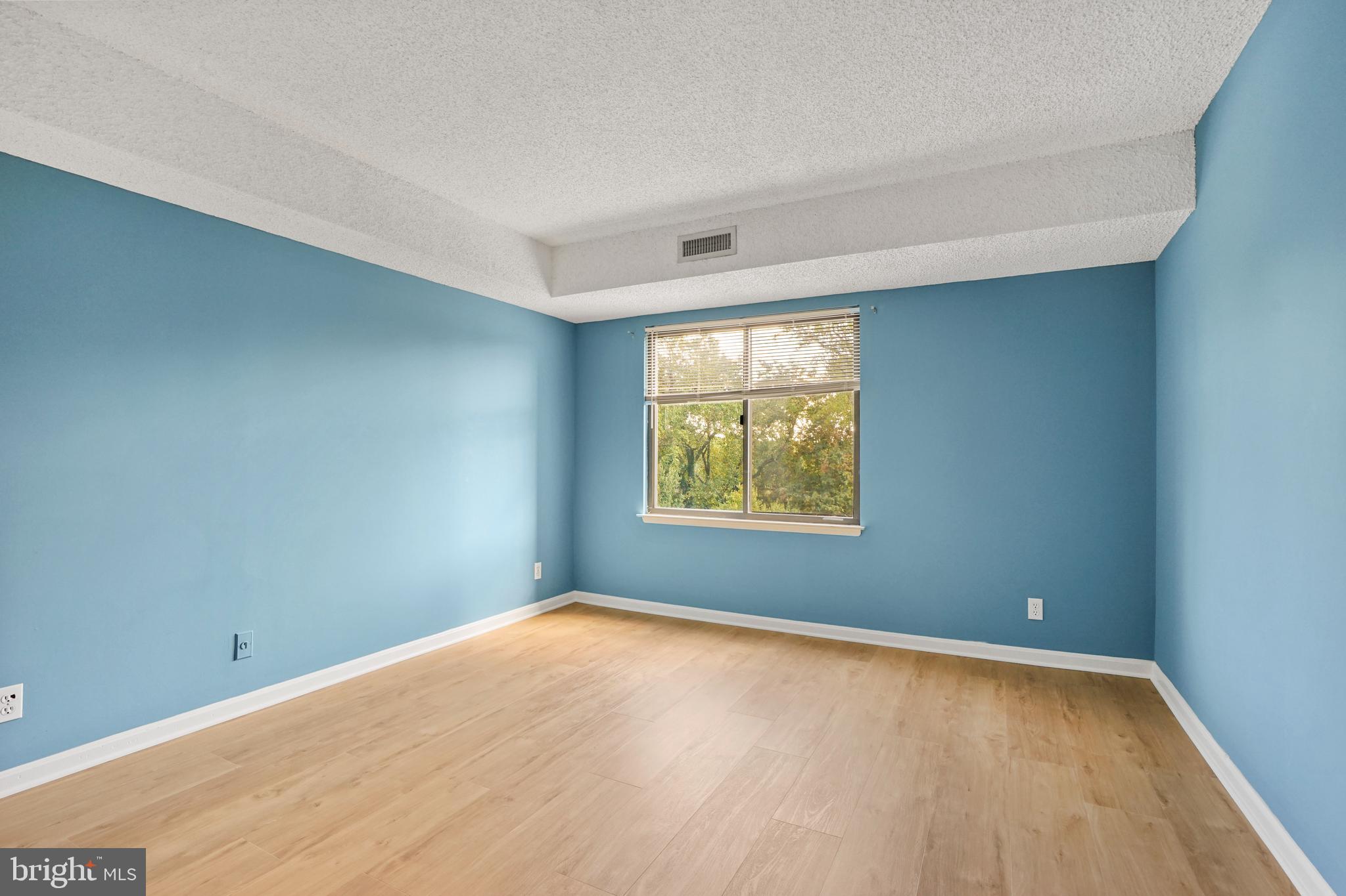 LAKESIDE PLAZA - Residential Lease