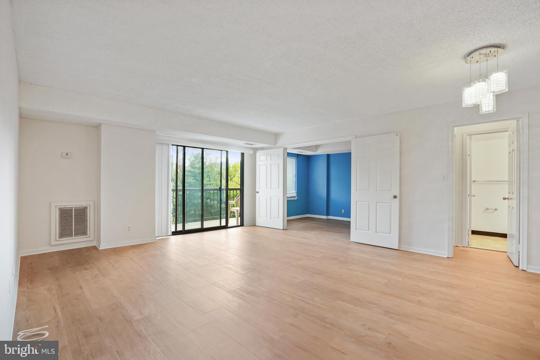 LAKESIDE PLAZA - Residential Lease