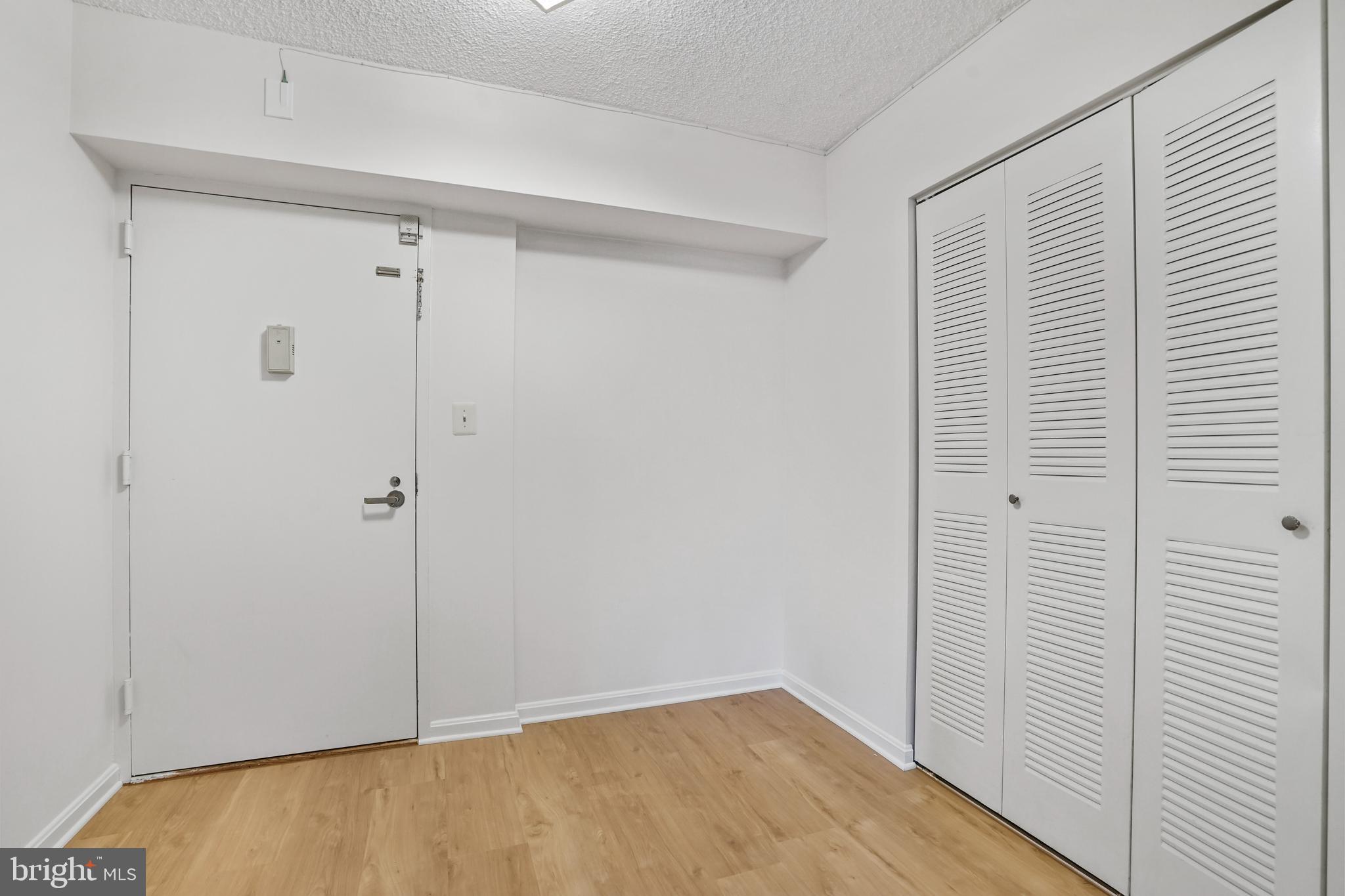 LAKESIDE PLAZA - Residential Lease