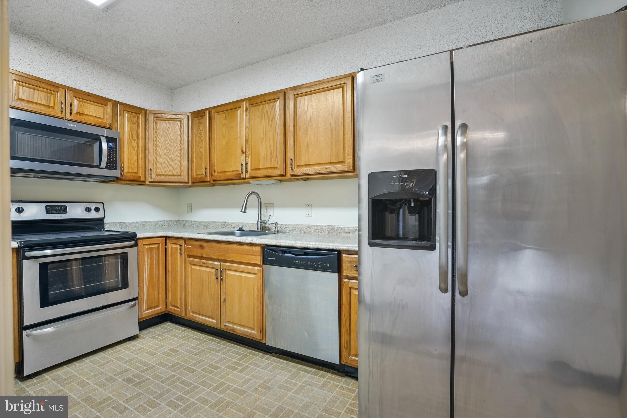 LAKESIDE PLAZA - Residential Lease