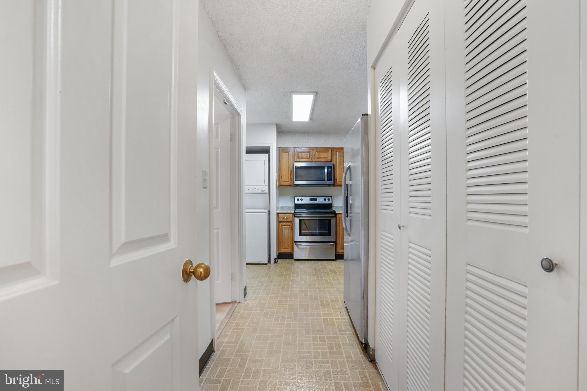 LAKESIDE PLAZA - Residential Lease