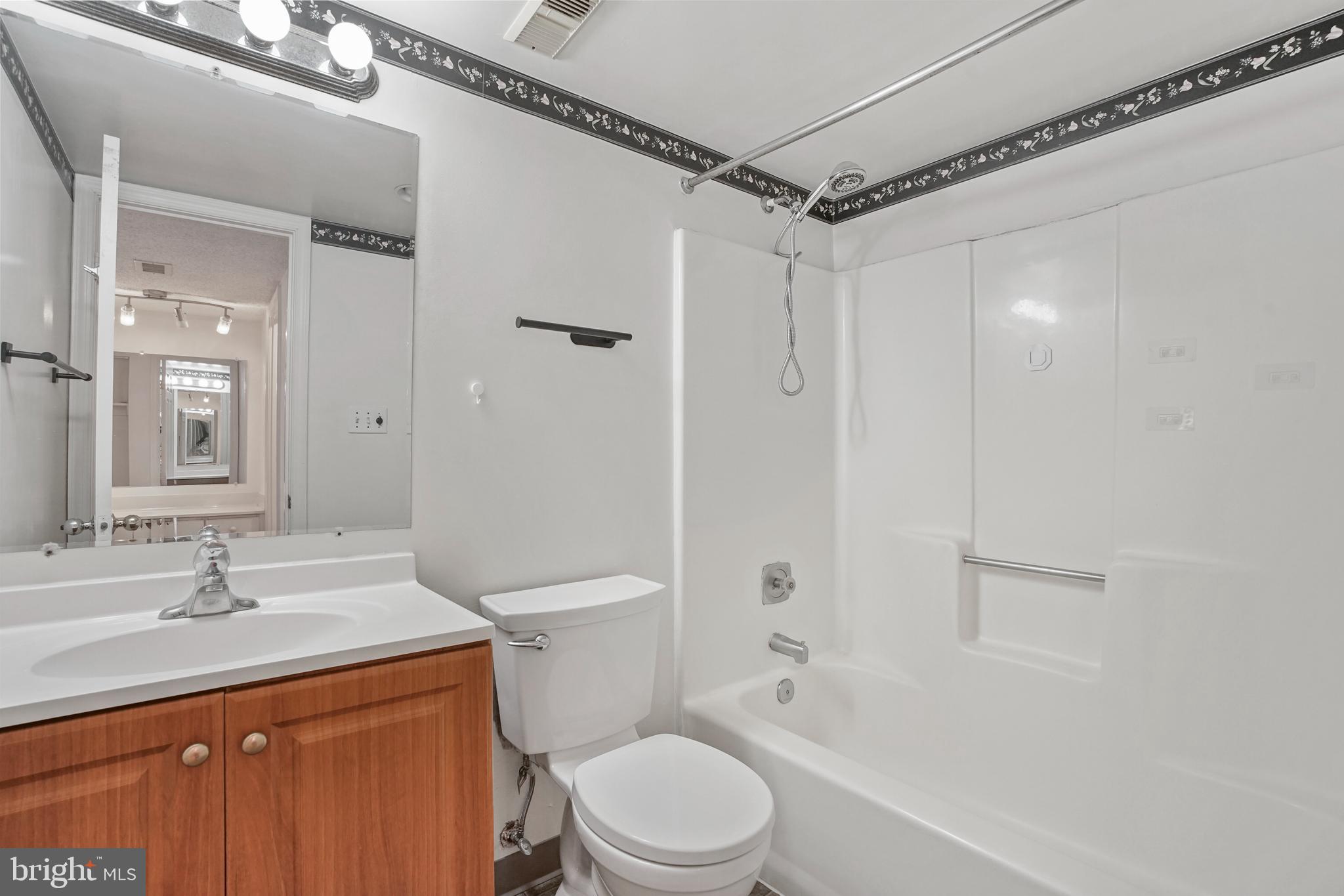 LAKESIDE PLAZA - Residential Lease