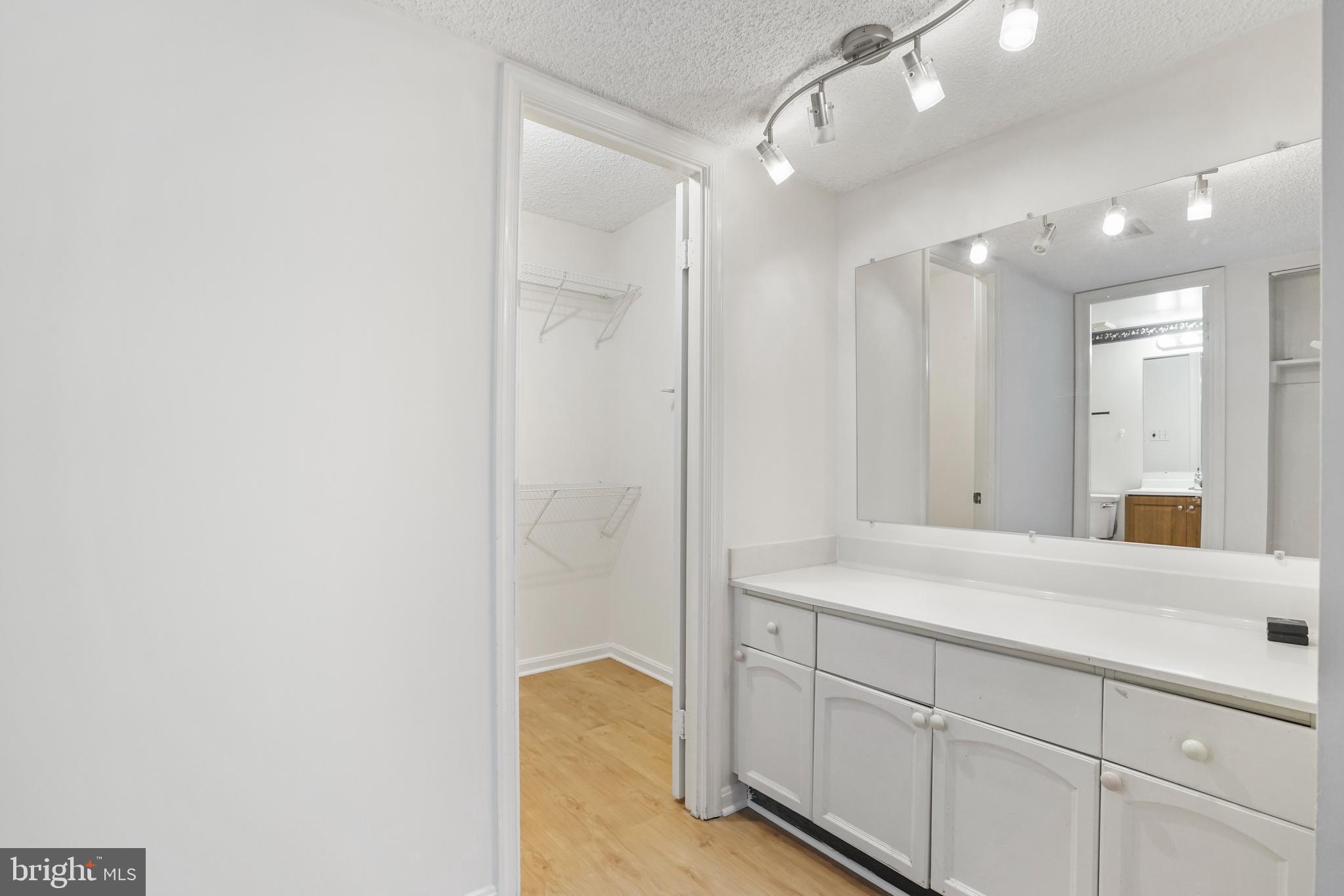 LAKESIDE PLAZA - Residential Lease