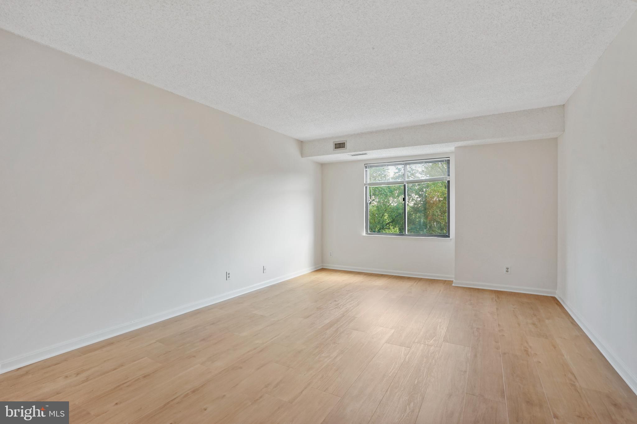 LAKESIDE PLAZA - Residential Lease