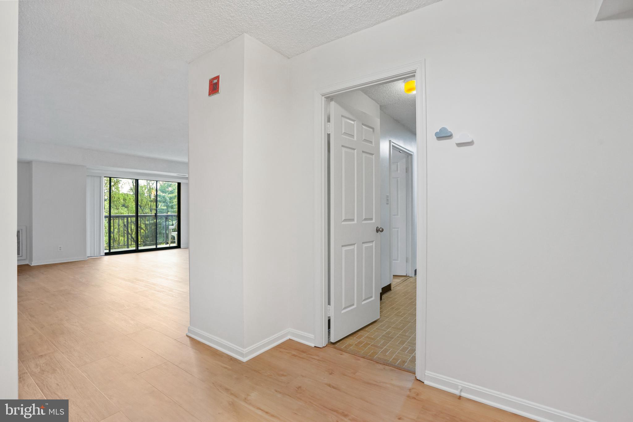 LAKESIDE PLAZA - Residential Lease