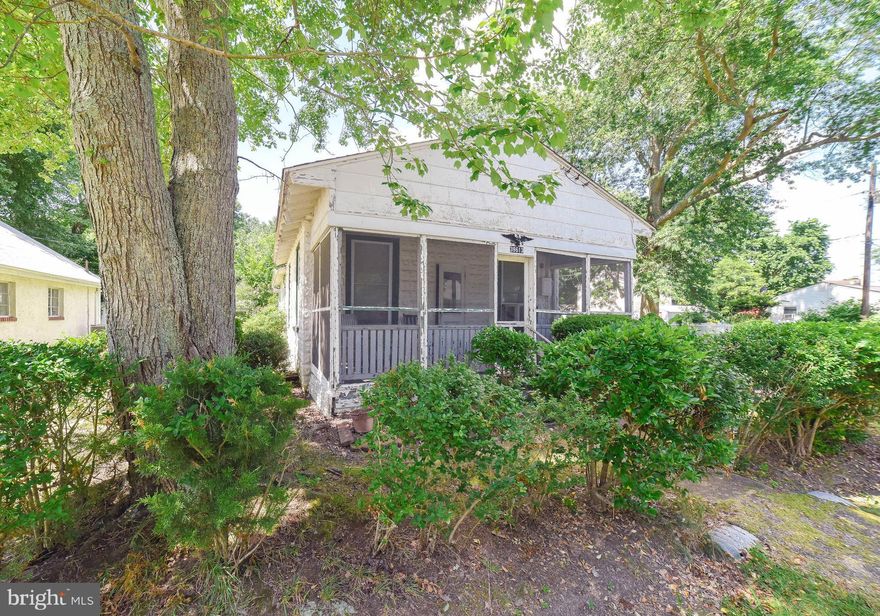 Rambler in water oriented neighborhood.  Make this your new home or your summer home.  Just steps away from community boat ramp.  Short walk to community pavilion and recreation area.  Spacious lot with public water and sewer.  Now is your chance to get waterfront amenities privileges without waterfront prices.