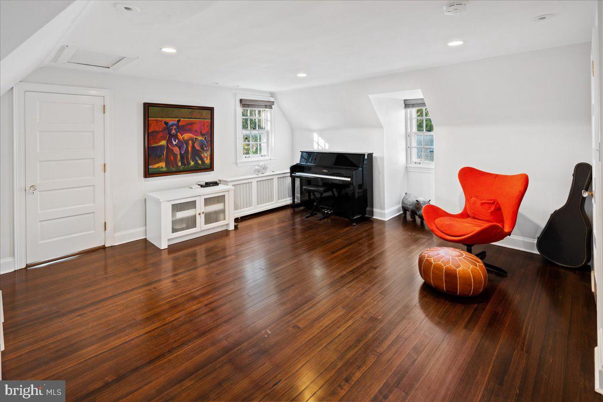 CHESTNUT HILL - Residential