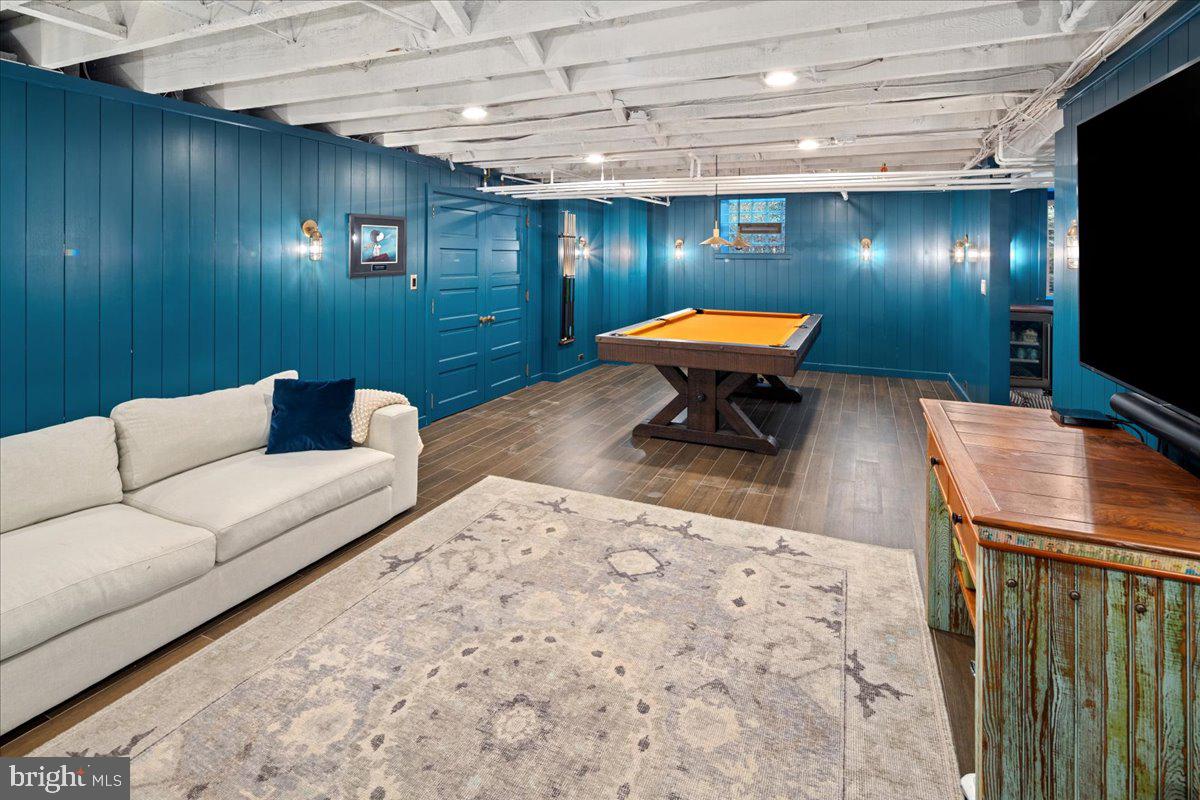 CHESTNUT HILL - Residential