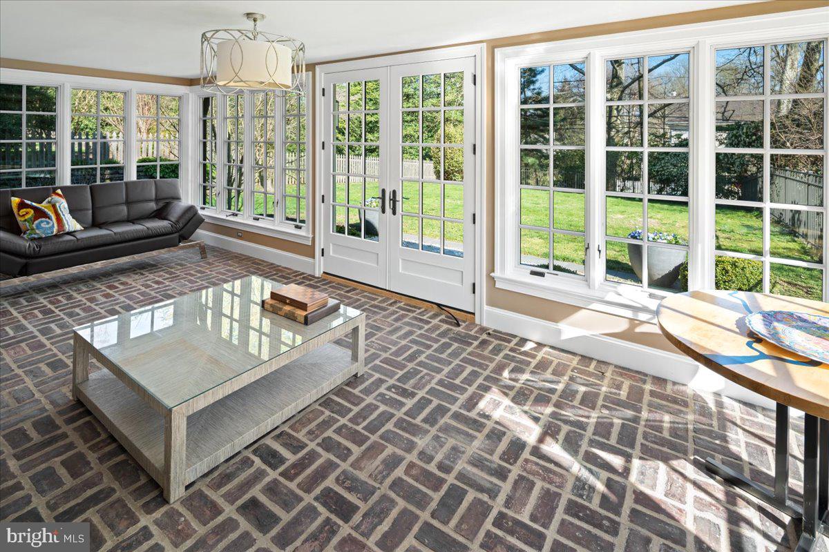 CHESTNUT HILL - Residential