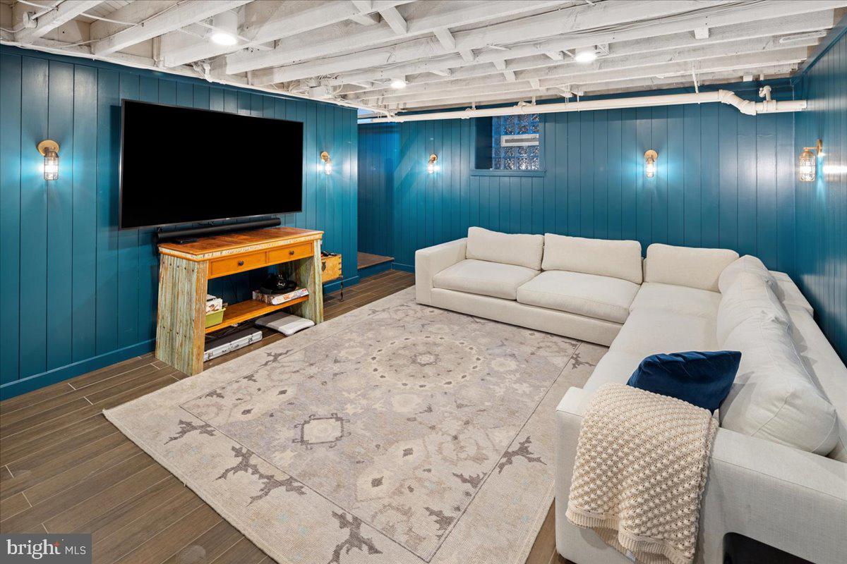 CHESTNUT HILL - Residential