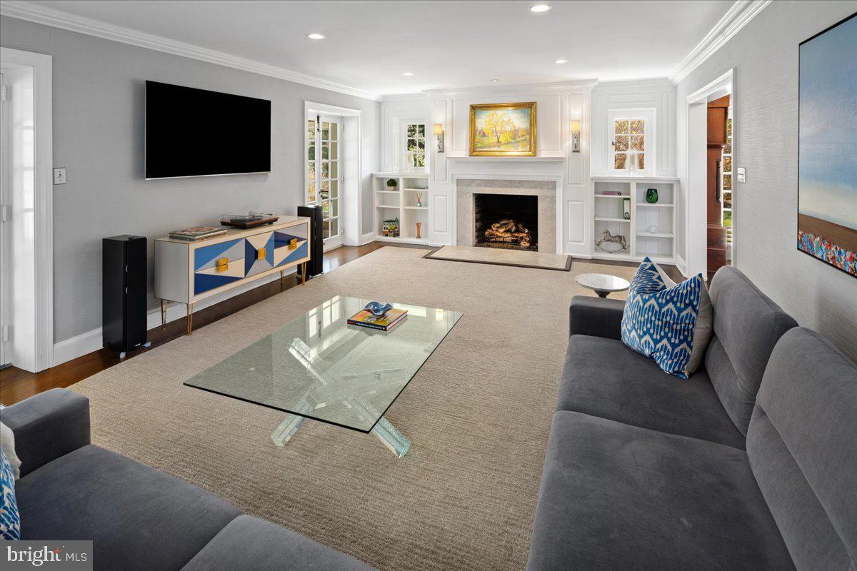 CHESTNUT HILL - Residential