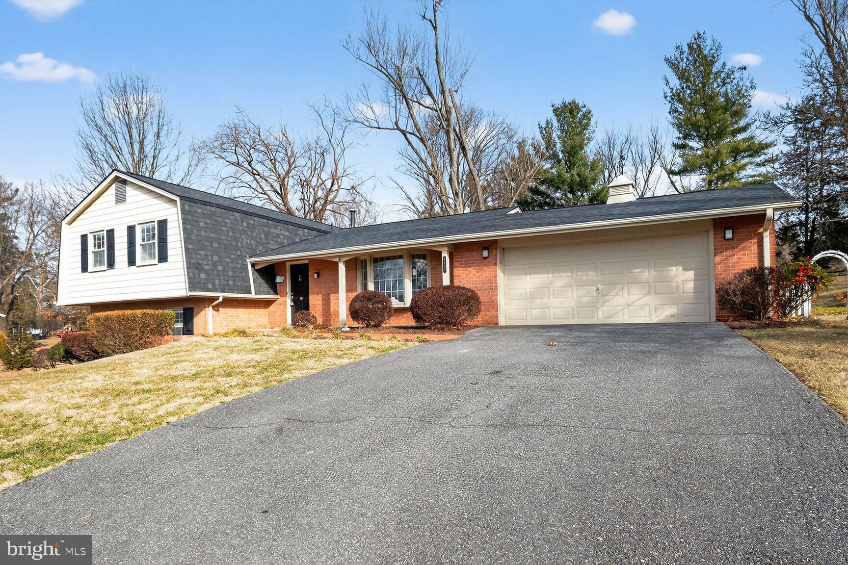 WILLIAMSBURG VILLAGE - Residential