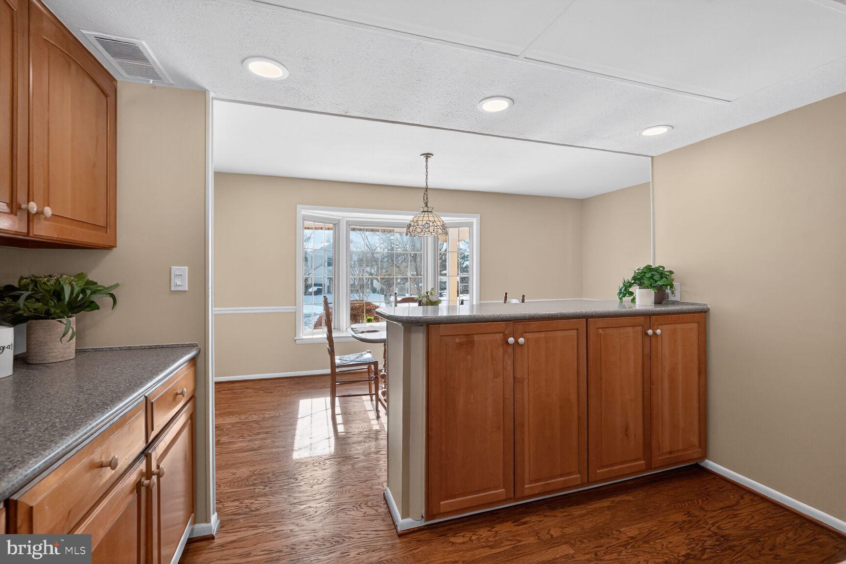 WILLIAMSBURG VILLAGE - Residential