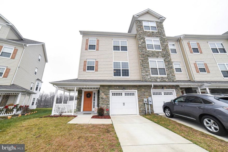 3 lvl stone front end unit w /wrap around porch. Country kit w/42" cabinets, granite, isl & desk. Lux mstr ste w/ vaulted ceilings, att'd lux ba w/soak tub, sep shr, ceramic tile. Features... composite deck, fenced backyard, open floor plan, 1 car gar, 9' ceilings, sprinklers, alarm syst, ceiling fans in all BRs, upstairs laundry. Community amenities...playground, upcoming ball field & club house.