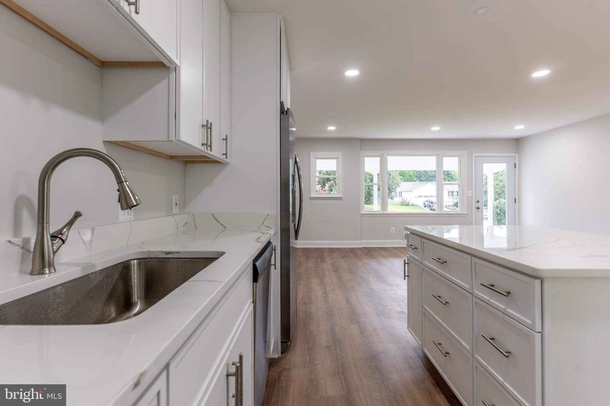 COUNTRY CLUB MANOR - Residential