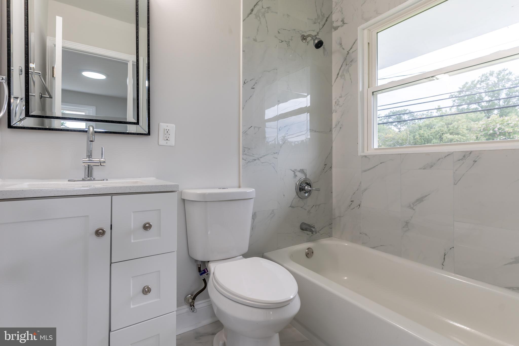 COUNTRY CLUB MANOR - Residential