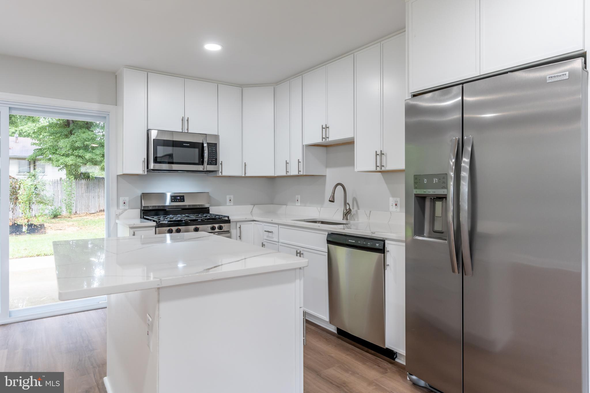 COUNTRY CLUB MANOR - Residential