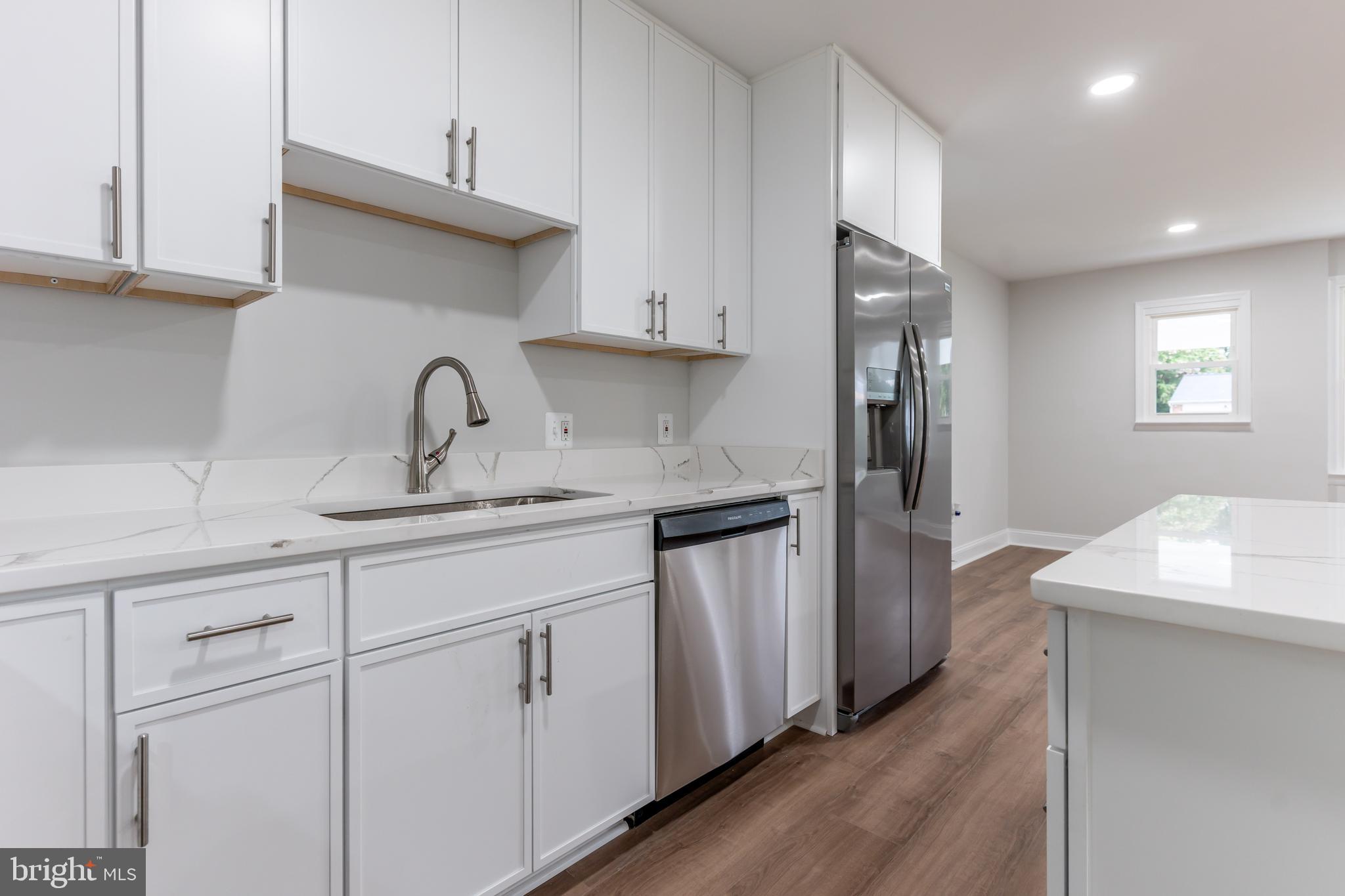 COUNTRY CLUB MANOR - Residential