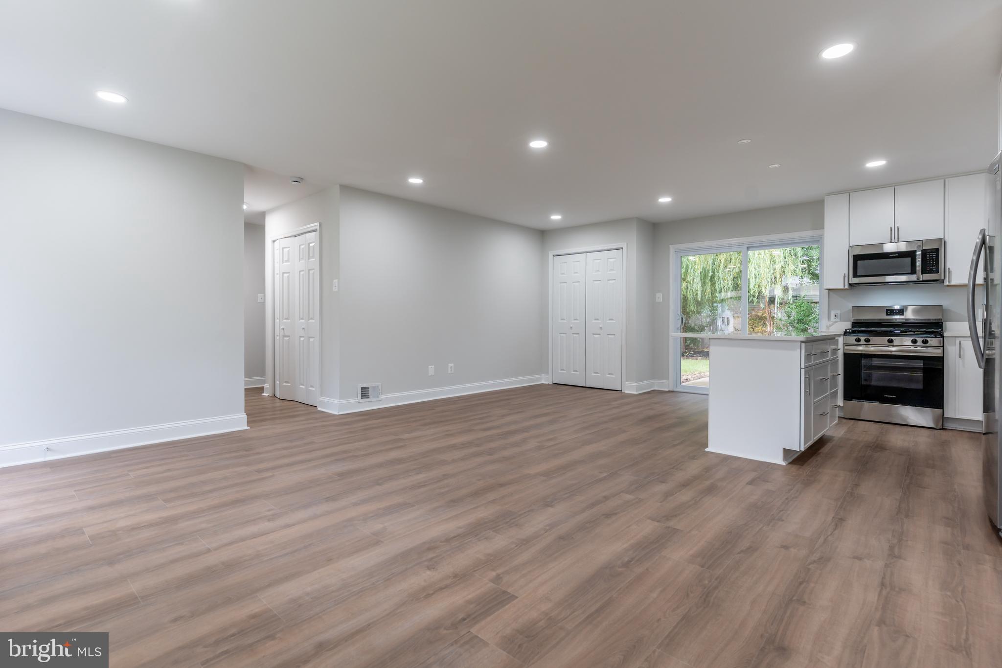 COUNTRY CLUB MANOR - Residential