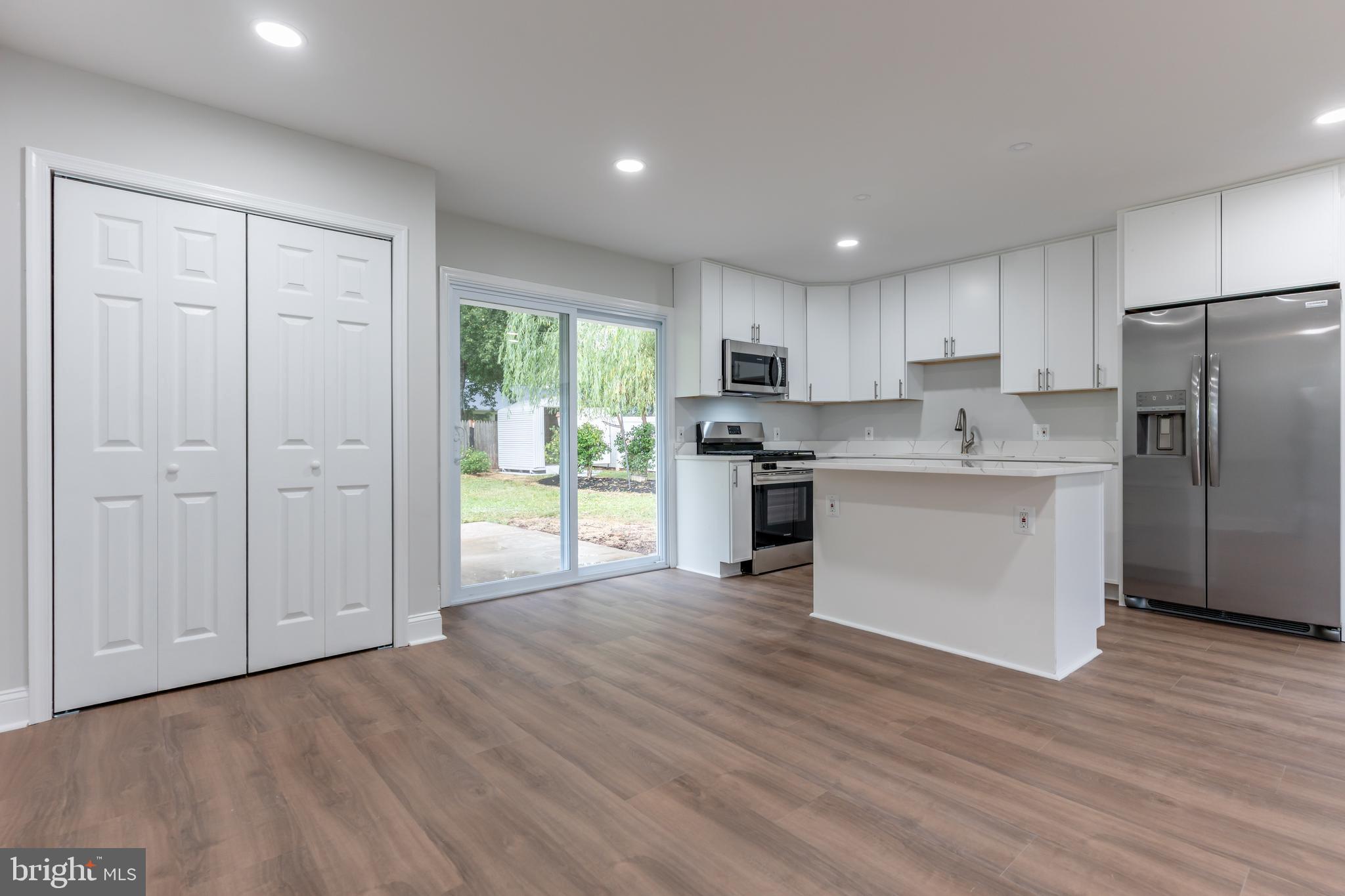 COUNTRY CLUB MANOR - Residential