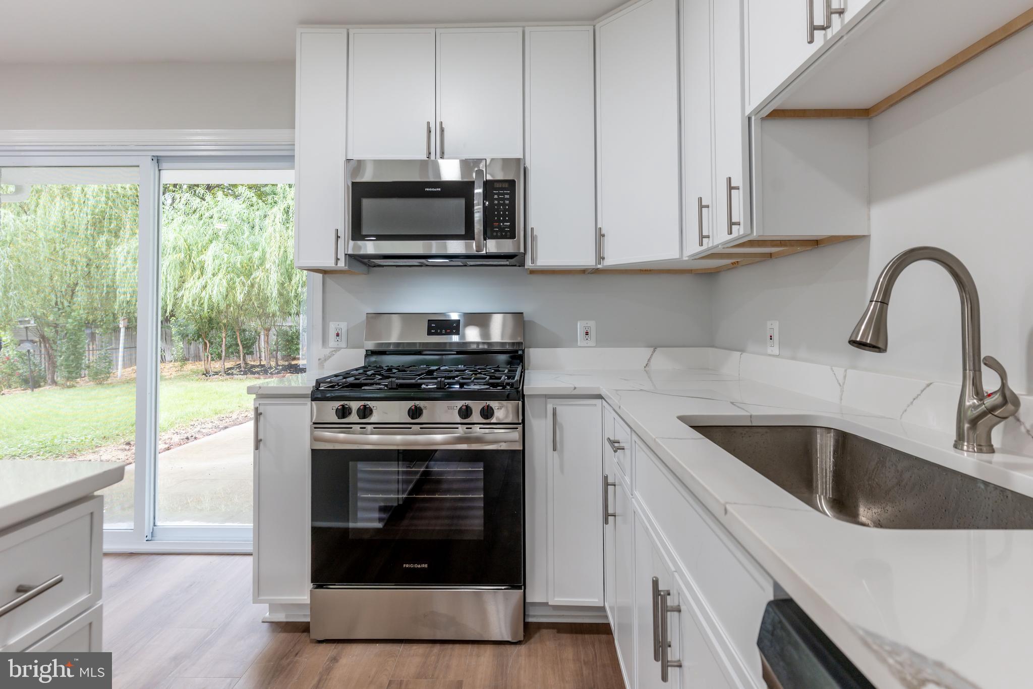 COUNTRY CLUB MANOR - Residential