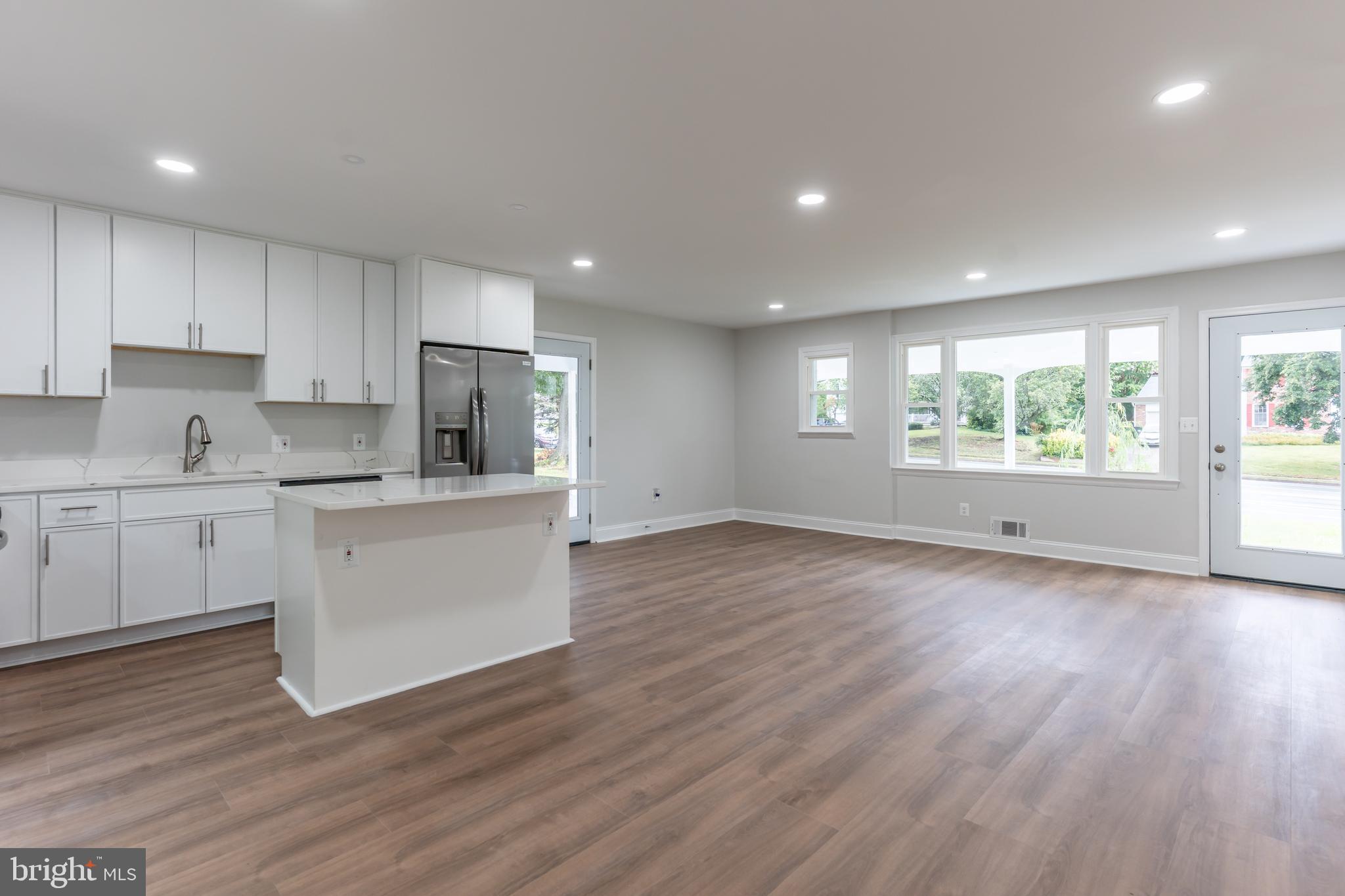 COUNTRY CLUB MANOR - Residential