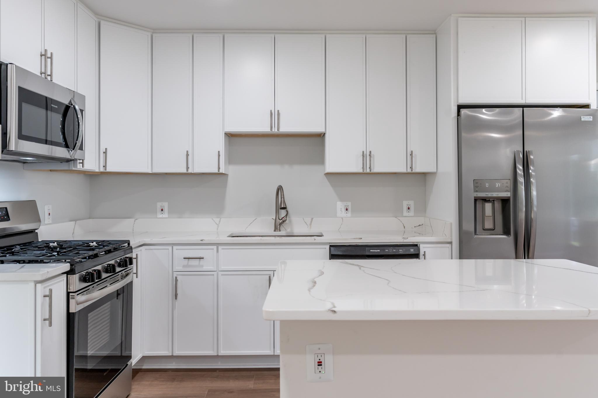 COUNTRY CLUB MANOR - Residential