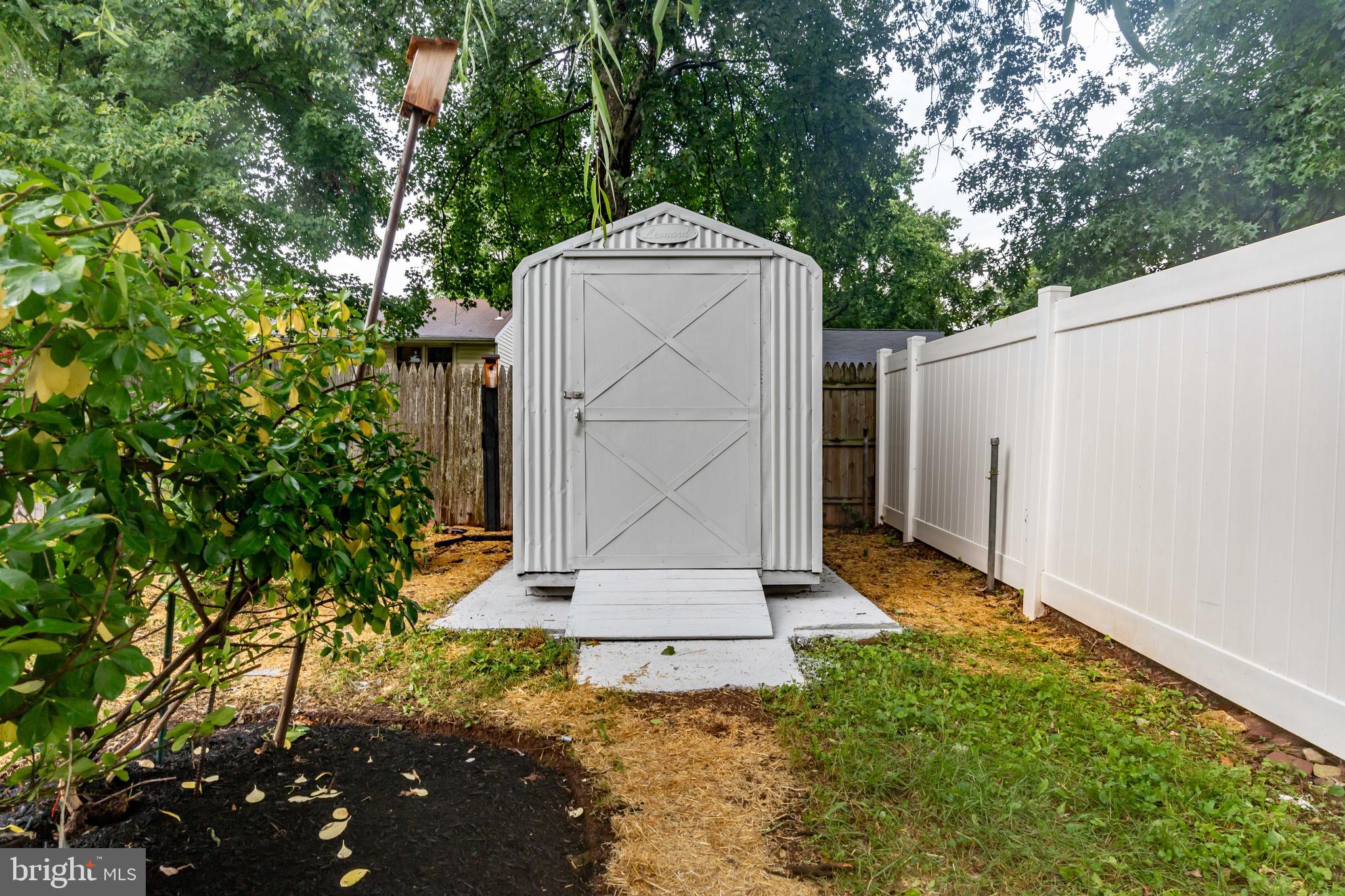 COUNTRY CLUB MANOR - Residential