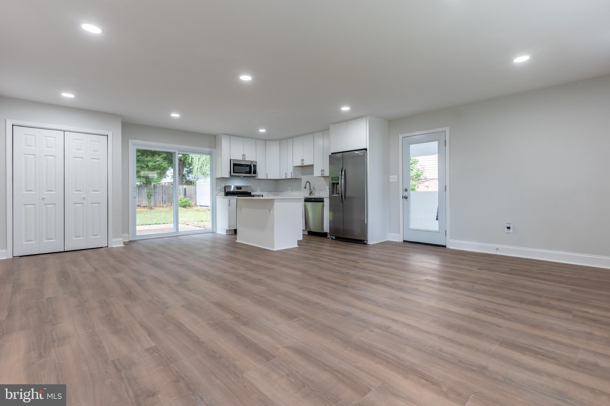 COUNTRY CLUB MANOR - Residential