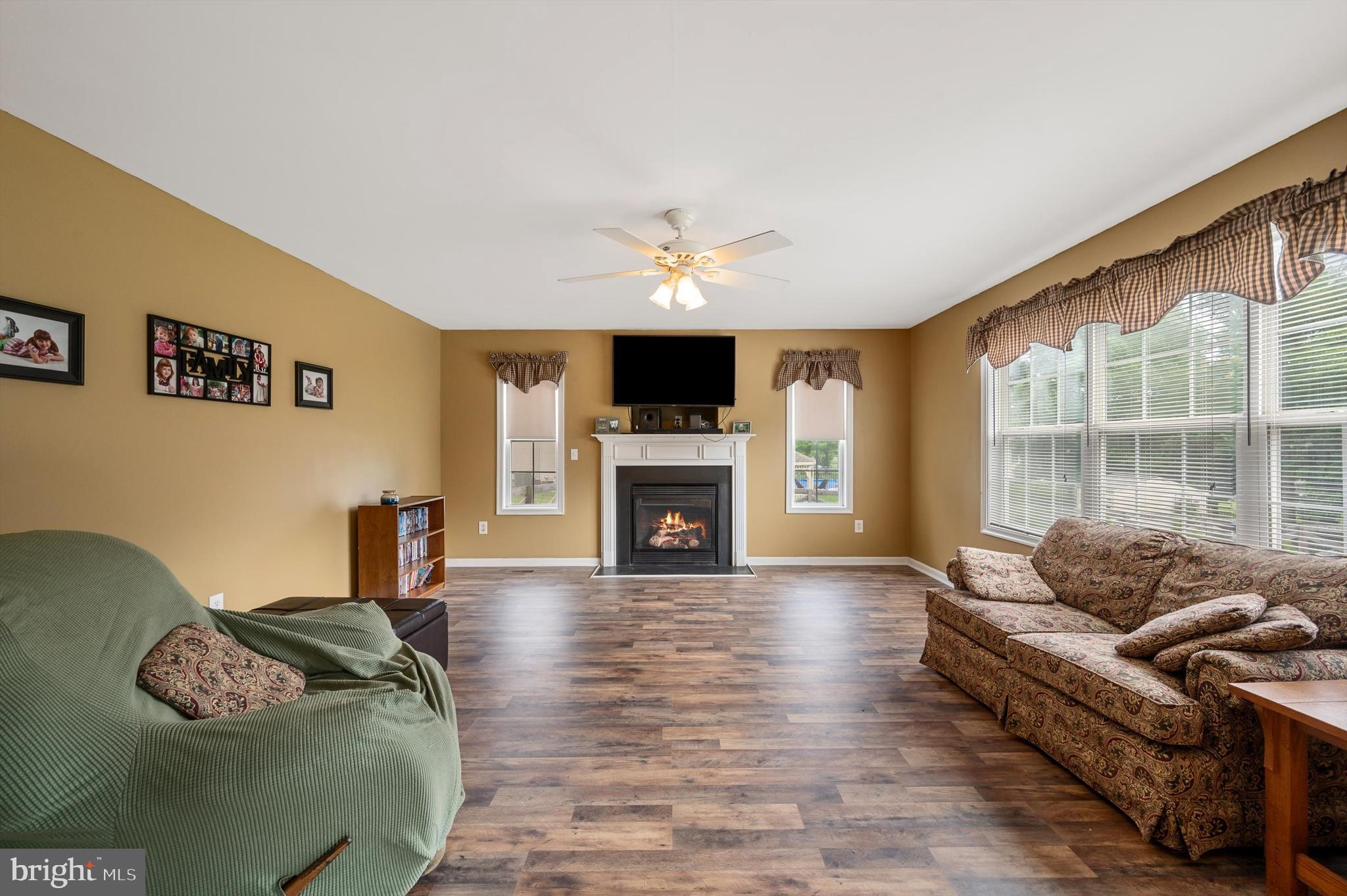 APPLE KNOLLS ESTATES - Residential