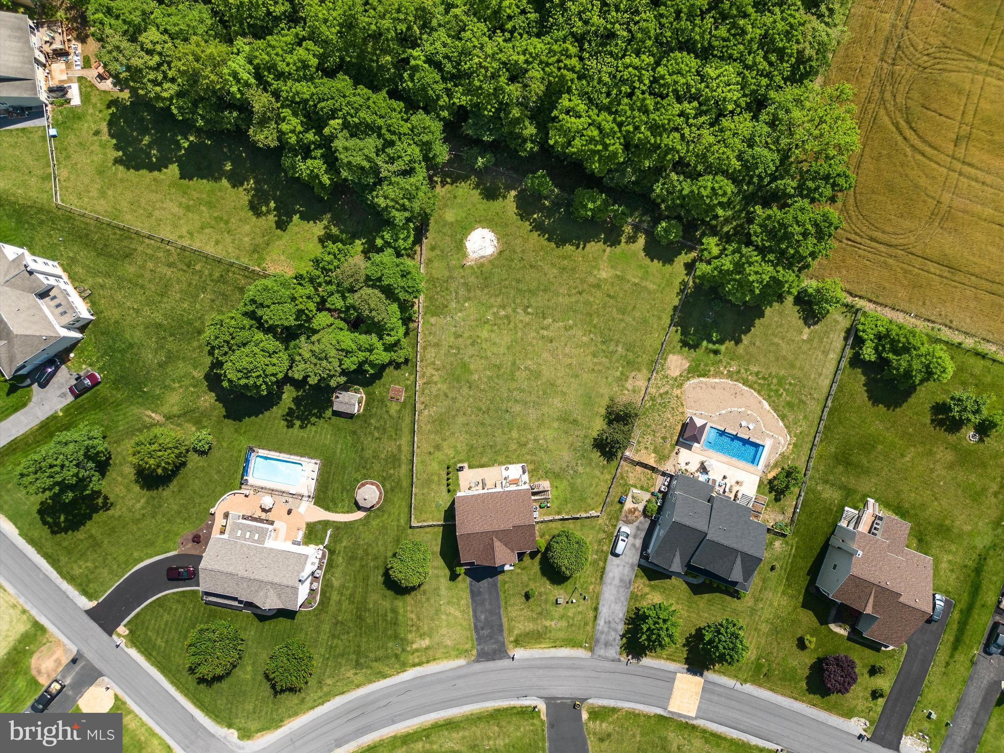 APPLE KNOLLS ESTATES - Residential