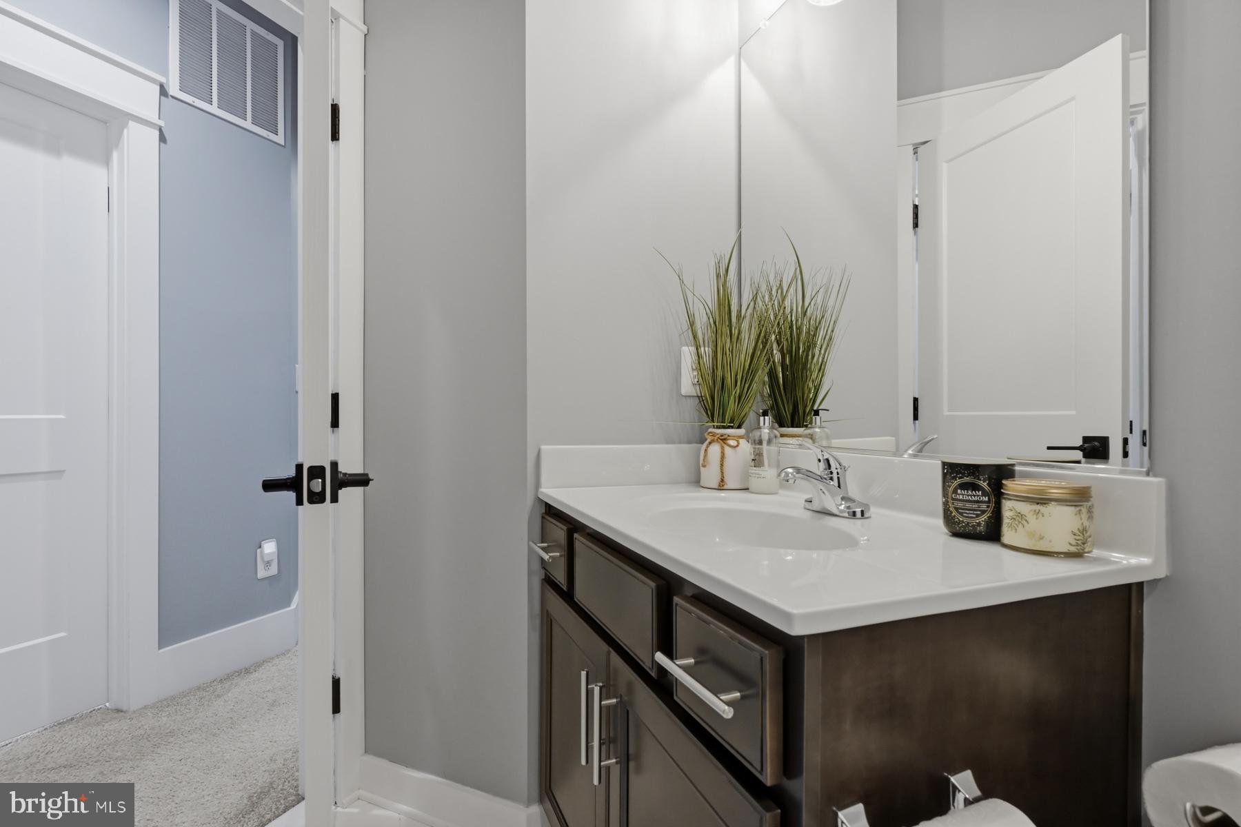 ADMIRALS SQUARE - Residential