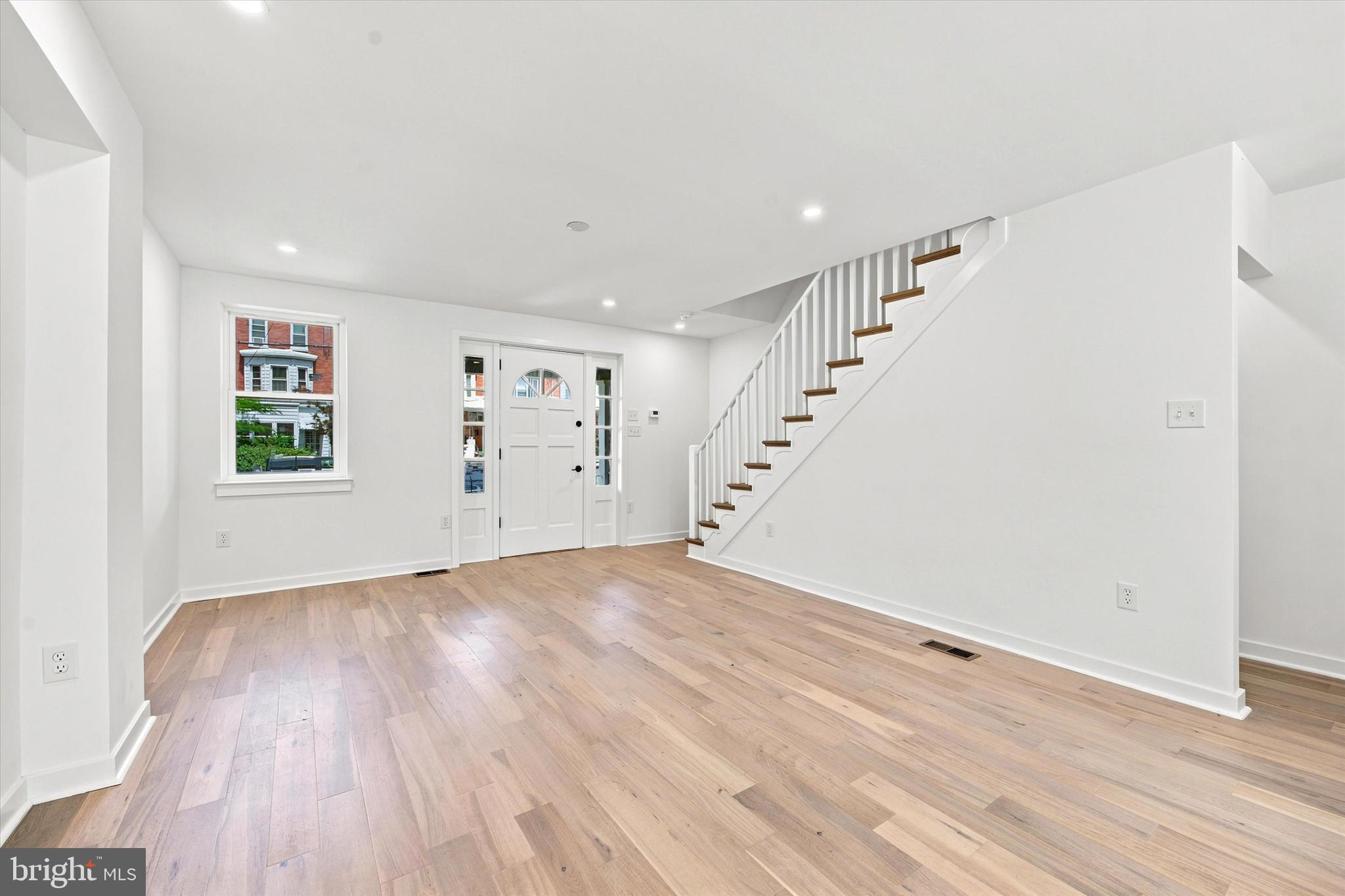 258 ROCHELLE AVENUE
