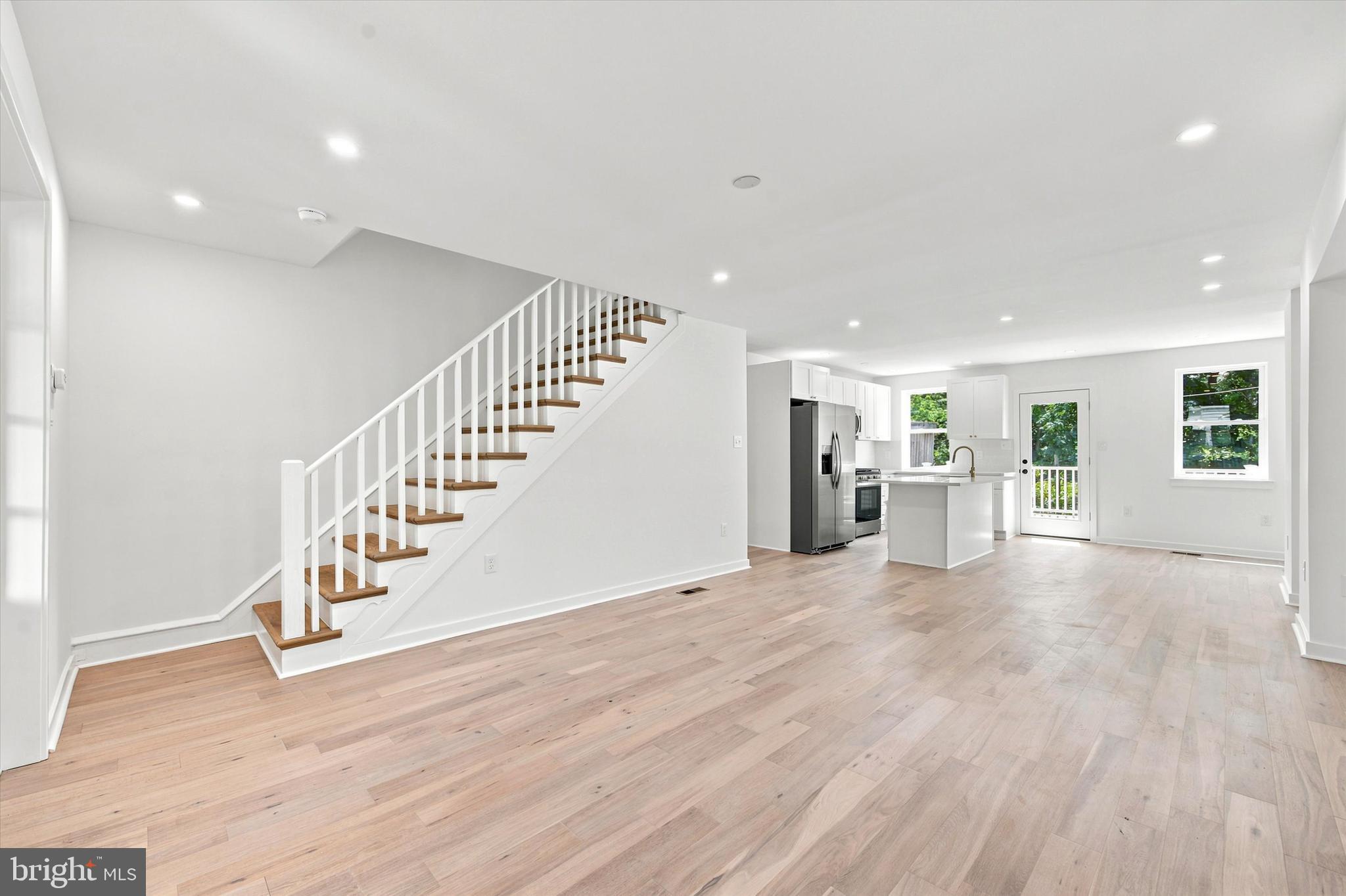 258 ROCHELLE AVENUE