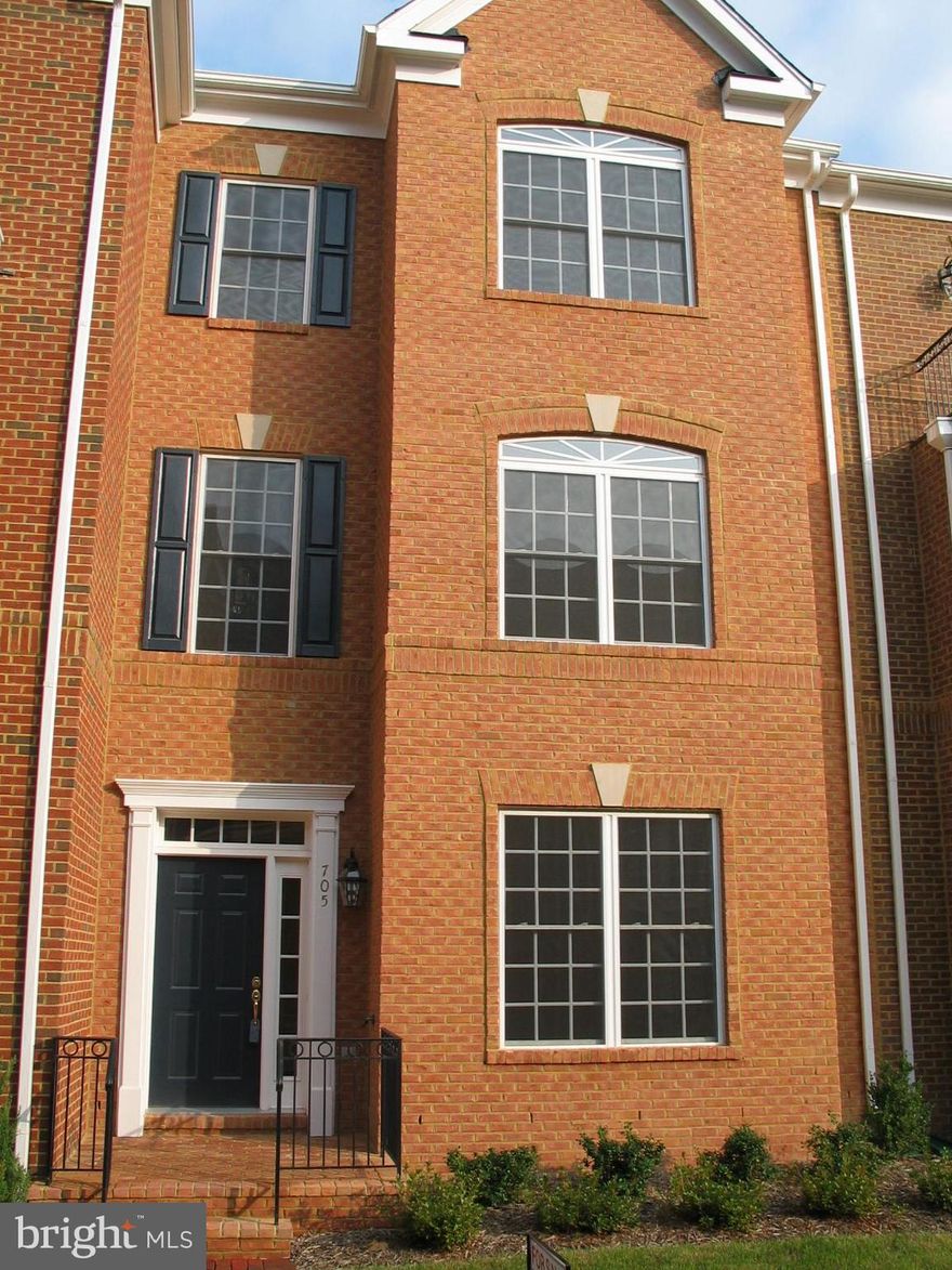 Spacious open floor plan 2600 sqft townhouse in Belmont Bay, a water community on the Occoquan River. Large bedrooms and closets. Two story foyer and a huge Great room. Kitchen has large walk in pantry and open dining area. Great commuting options within minutes including VRE, I95, commuter lots and bus services. Close to shopping, dinning at Potomac Mills and Town Center.