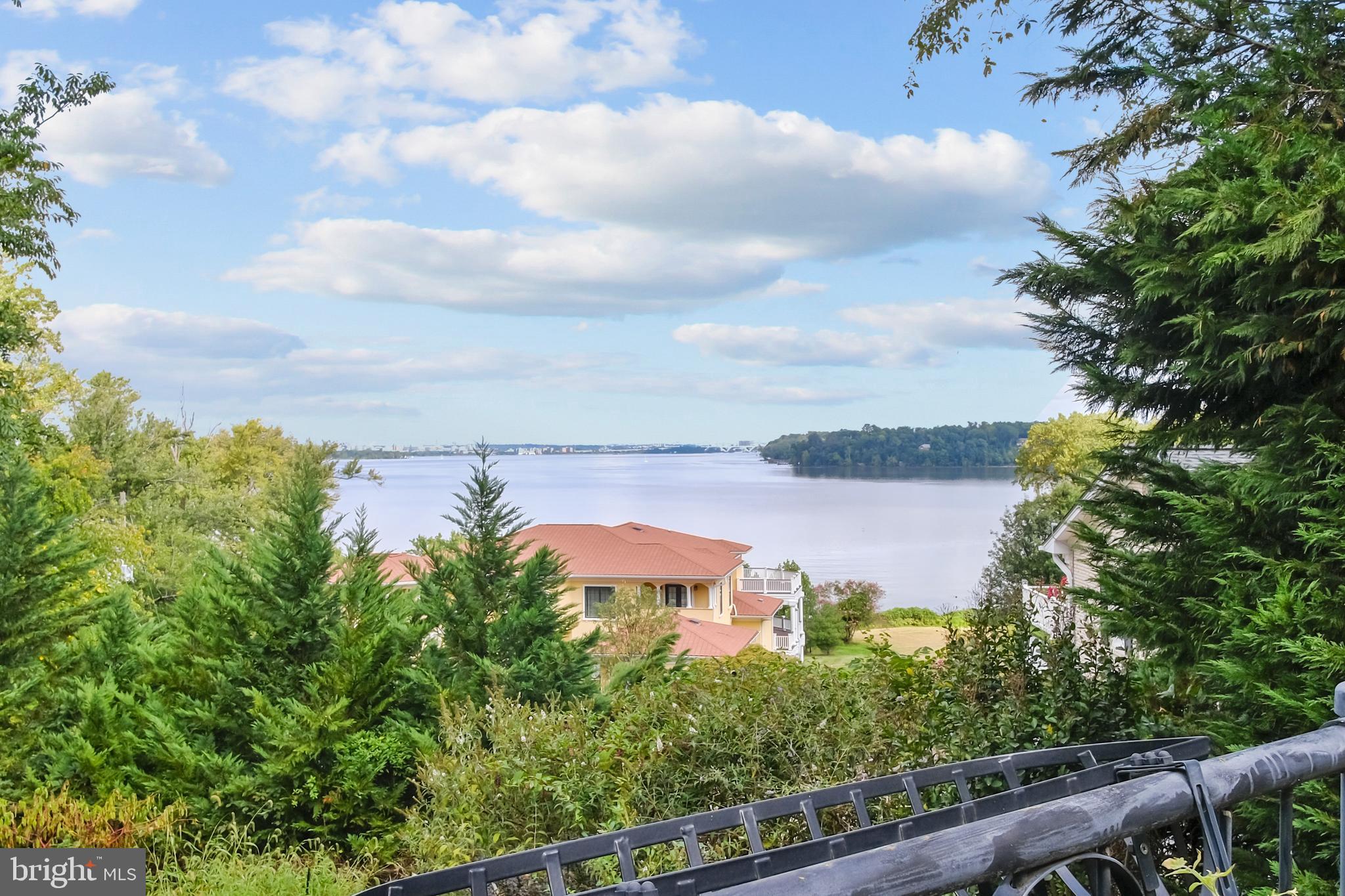 RIVERVIEW - Residential