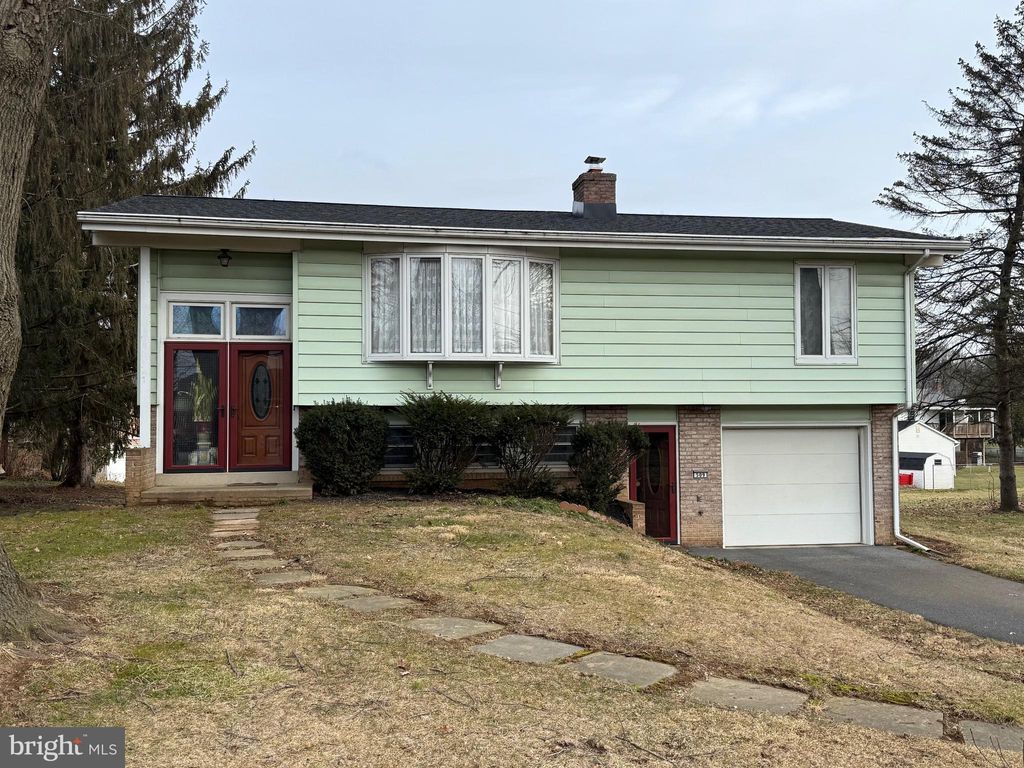 Photo of 509 Oak Grove Drive, LANCASTER, PA 17601 (MLS # PALA2081678)