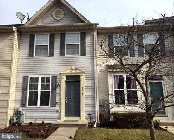3 levels of living with 2 bedroom (potential 3rd bedroom in lower level) townhouse! Hardwood floors,crown and chair molding, 9 ft + ceilings, kitchen with granite counters and island. Enjoy views of large backyard from deck or lower level patio. Finished walkout basement with full bath. 2 Assigned Parking spots. Must use LB lease and app.